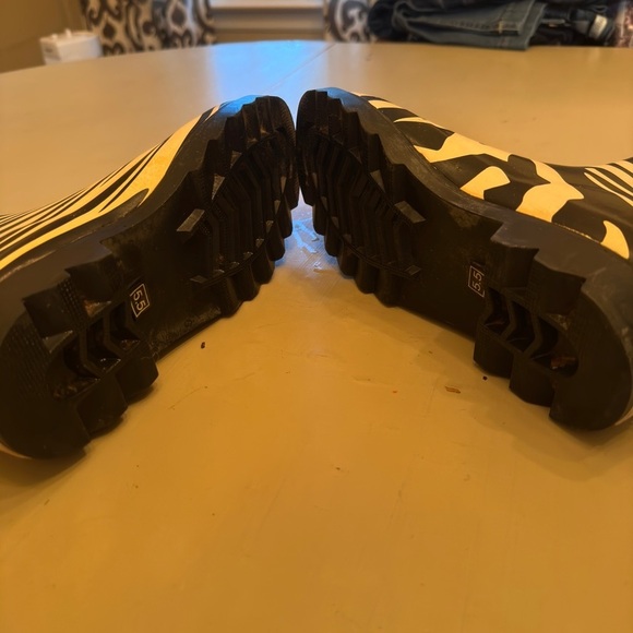 West Blvd zebra print rain boots in EUC. Size 5.5. Black and white. - Picture 6 of 10